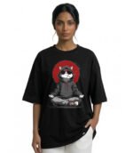 rijb-oversized-female-model-mockup-with-dcool-cat-design-black